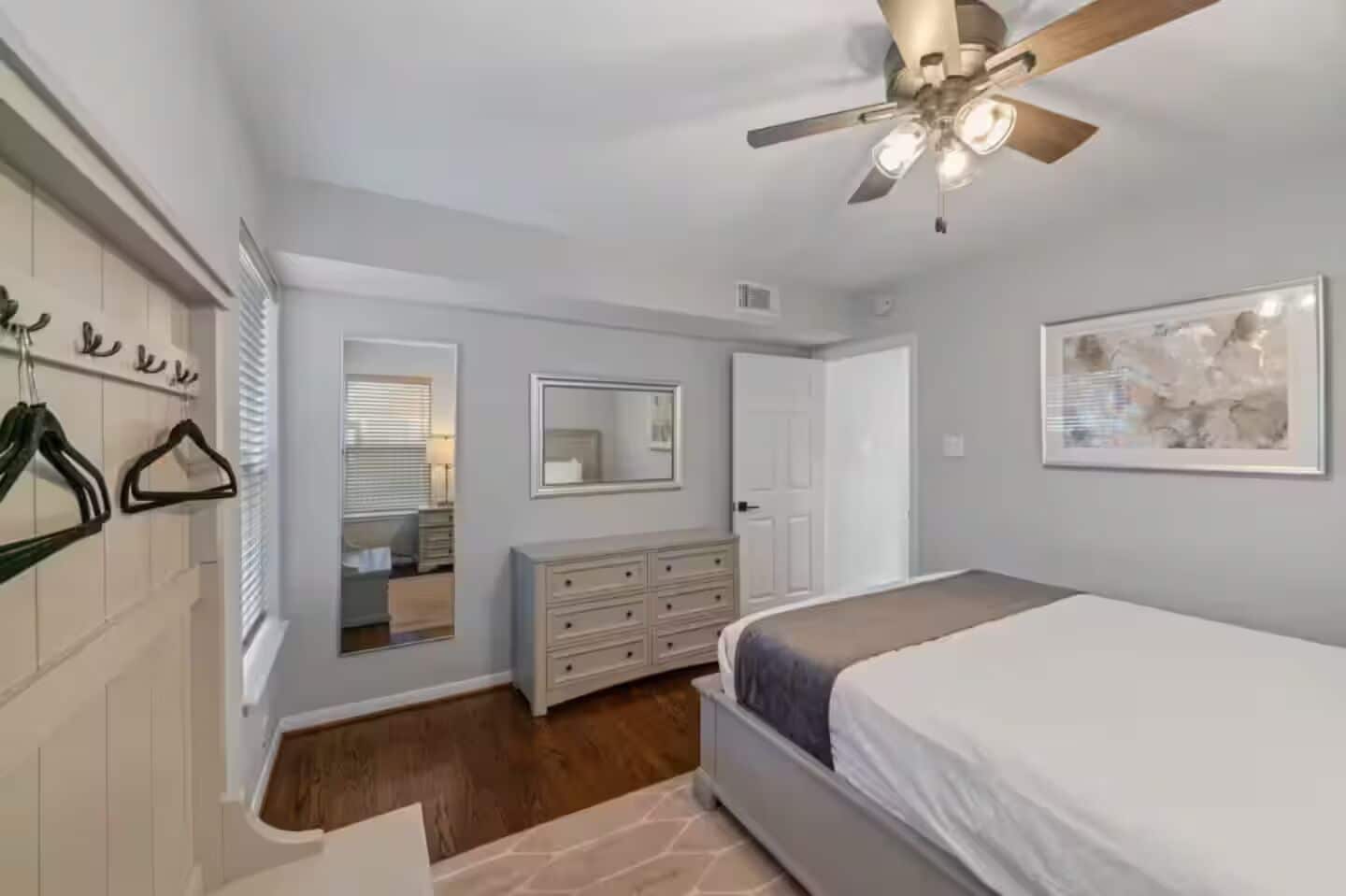 3 habitaciones, tabla de planchar con plancha, wifi y ropa de cama 
