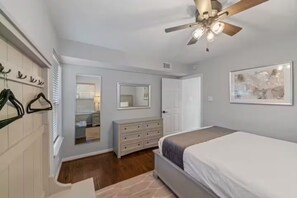 3 bedrooms, iron/ironing board, WiFi, bed sheets - DOWNstairs Unit_Charming House_Museum_District (Houston)
