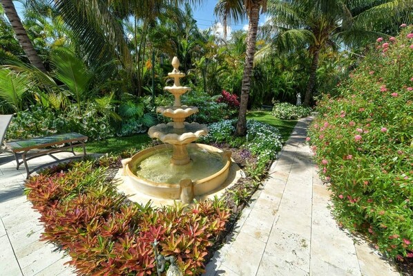 Property grounds - 2 King Beds, Kitchen, Living & Dining Room, Yard, Heated Pool, WiFi, Apt#2112 (Wilton Manors)