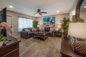 TV - 2 King Beds, Kitchen, Living & Dining Room, Yard, Heated Pool, WiFi, Apt#2112 (Wilton Manors)