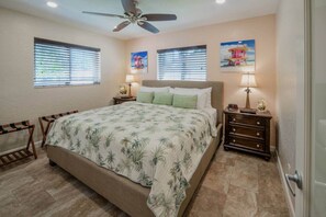 2 bedrooms, iron/ironing board, free WiFi, bed sheets - 2 King Beds, Kitchen, Living & Dining Room, Yard, Heated Pool, WiFi, Apt#2112 (Wilton Manors)