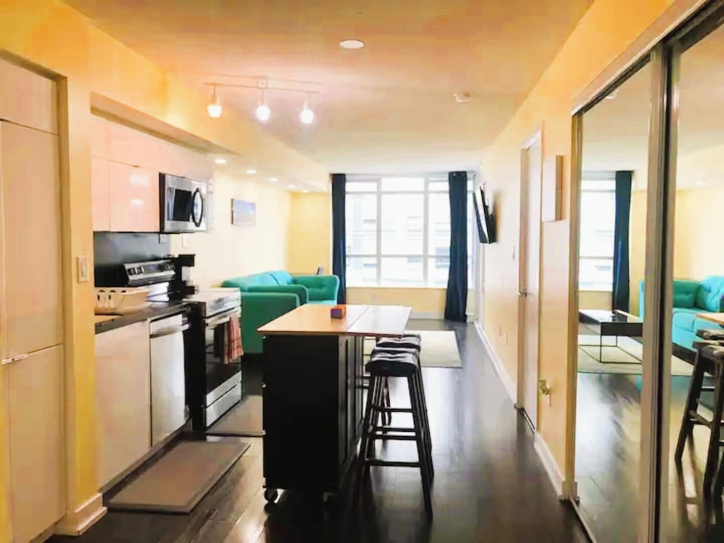 ซิตี้คอนโด, วิวเมือง | บริเวณนั่งเล่น | สมาร์ททีวี 50 นิ้ว พร้อมช่องดิจิตอล, Netflix, บริการสตรีมมิ่ง