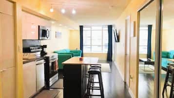 Condo Ville, vue sur la ville | Aire de séjour | Téléviseur connecté de 50 po avec télévision numérique, Netflix