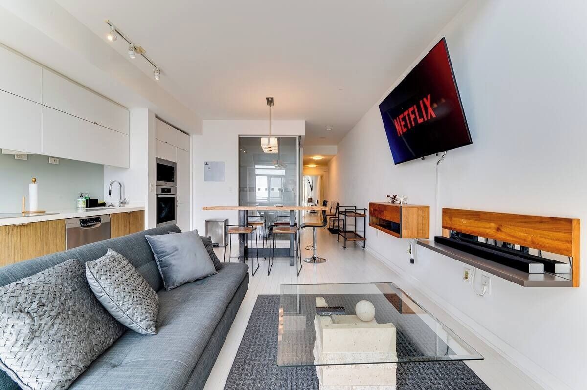 Penthouse Executive, quang cảnh hồ | Khu phòng khách | Smart TV 50-inch có truyền hình kỹ thuật số, Netflix, dịch vụ stream 