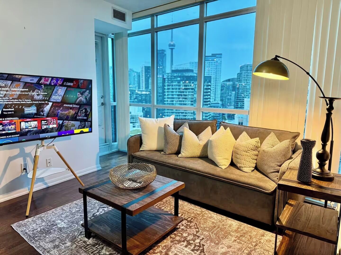 Phòng Suite Executive, quang cảnh thành phố | Khu phòng khách | Smart TV 50-inch có truyền hình kỹ thuật số, Netflix, dịch vụ stream 