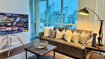 Suite exécutive, vue sur la ville | Aire de séjour | Téléviseur connecté de 50 po avec télévision numérique, Netflix