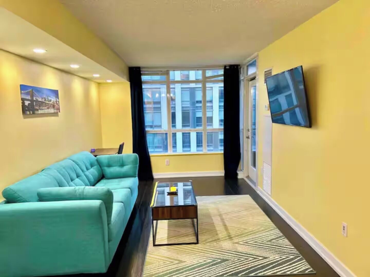 Condo trung tâm thành phố, quang cảnh thành phố | Khu phòng khách | Smart TV 50-inch có truyền hình kỹ thuật số, Netflix, dịch vụ stream 