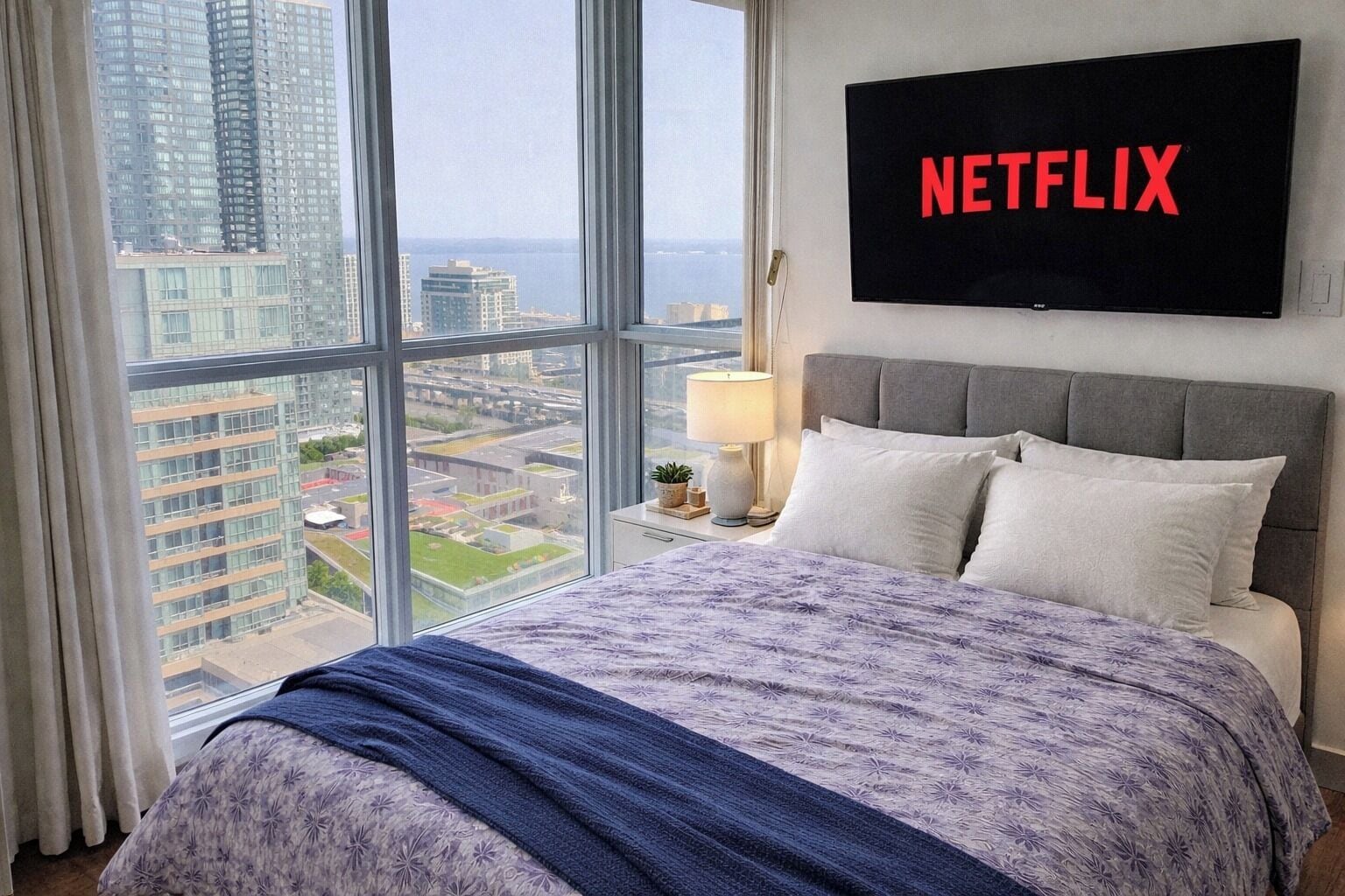 Design Suite, Lake View | Free WiFi, bed sheets