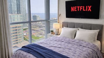 Design Suite, Lake View | Free WiFi, bed sheets