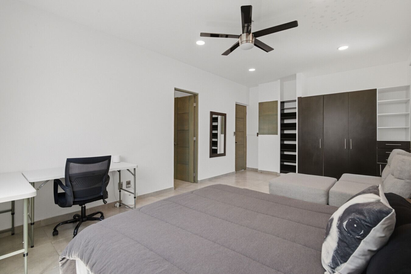 4 makuuhuonetta, työpöytä, ilmainen Wi-Fi