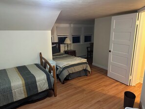 3 bedrooms, Internet, bed sheets - 3-bedroom cottage in Mayville, NY near Chautauqua Institution's Main Gate. (Mayville)