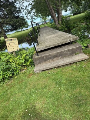 Eine Holzsteganlage mit einem Schild, das anzeigt, dass es sich um einen Privatpark für Mitglieder handelt.