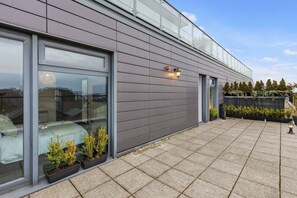 Exterior - Skyline Penthouse- Views, Games 2 Parking Spaces (Merseyside)