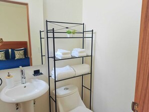 Regadera, toallas, jabón, papel de baño 