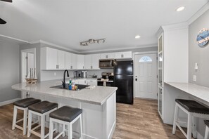 Fridge, microwave, oven, dishwasher - Cozy Cottage w/ Gorgeous Views - Near the beach! (Galveston)