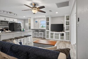 Interior - Cozy Cottage w/ Gorgeous Views - Near the beach! (Galveston)