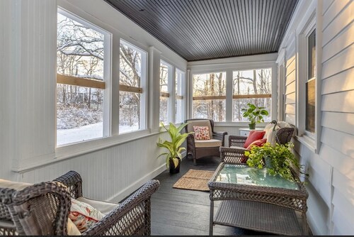 4-bedroom Cozy farmhouse with fireplace and sunroom