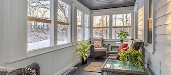 4-bedroom Cozy farmhouse with fireplace and sunroom