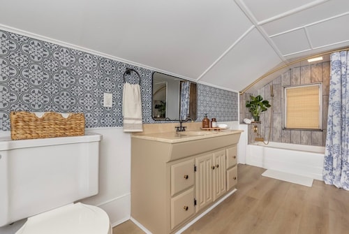 4-bedroom Cozy farmhouse with fireplace and sunroom