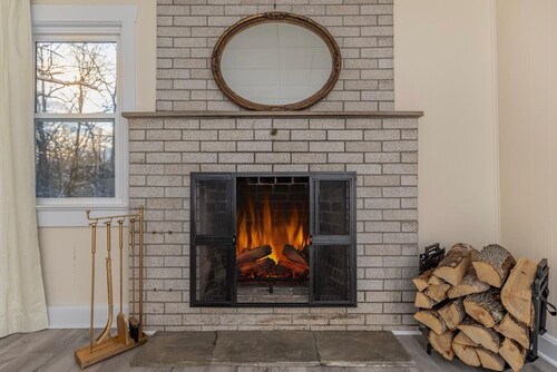 4-bedroom Cozy farmhouse with fireplace and sunroom