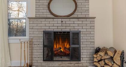 4-bedroom Cozy farmhouse with fireplace and sunroom