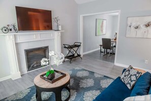 TV, offices - NEW! Modern Oak w/ 6BD|3BR Sleeps 12 (Fairburn)