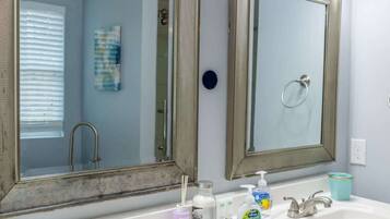 Ducha, secador de pelo y champú