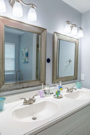 Shower, hair dryer, shampoo - NEW! Modern Oak w/ 6BD|3BR Sleeps 12 (Fairburn)