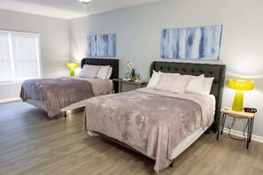 4 bedrooms, iron/ironing board, WiFi, bed sheets - NEW! Modern Oak w/ 6BD|3BR Sleeps 12 (Fairburn)