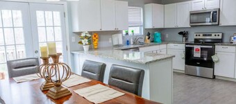 NEW! Modern Oak w/ 6BD|3BR Sleeps 12