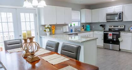 NEW! Modern Oak w/ 6BD|3BR Sleeps 12