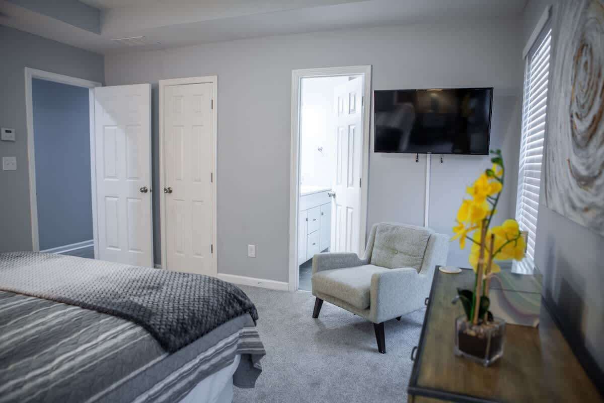 4 bedrooms, iron/ironing board, WiFi, bed sheets