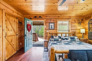 1 bedroom, iron/ironing board, WiFi, bed sheets - Hot Tub Retreat w/ Deck, Fast WiFi, Near Smokies (Sevierville)