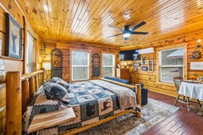 Interior - Hot Tub Retreat w/ Deck, Fast WiFi, Near Smokies (Sevierville)