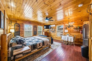 1 bedroom, iron/ironing board, WiFi, bed sheets - Hot Tub Retreat w/ Deck, Fast WiFi, Near Smokies (Sevierville)