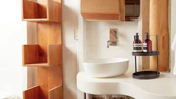 Dobbelt- eller tomannsrom – deluxe, bassengutsikt | Bad | Dusj, såpe, sjampo og toalettpapir