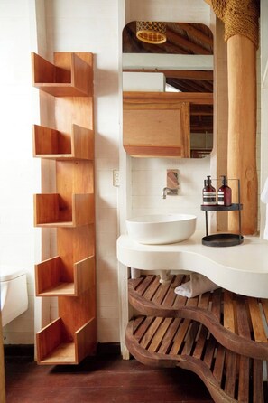 Deluxe kamer, 1 twee- of 2 eenpersoonsbedden, uitzicht op zwembad | Badkamer | Een douche, zeep, shampoo, toiletpapier