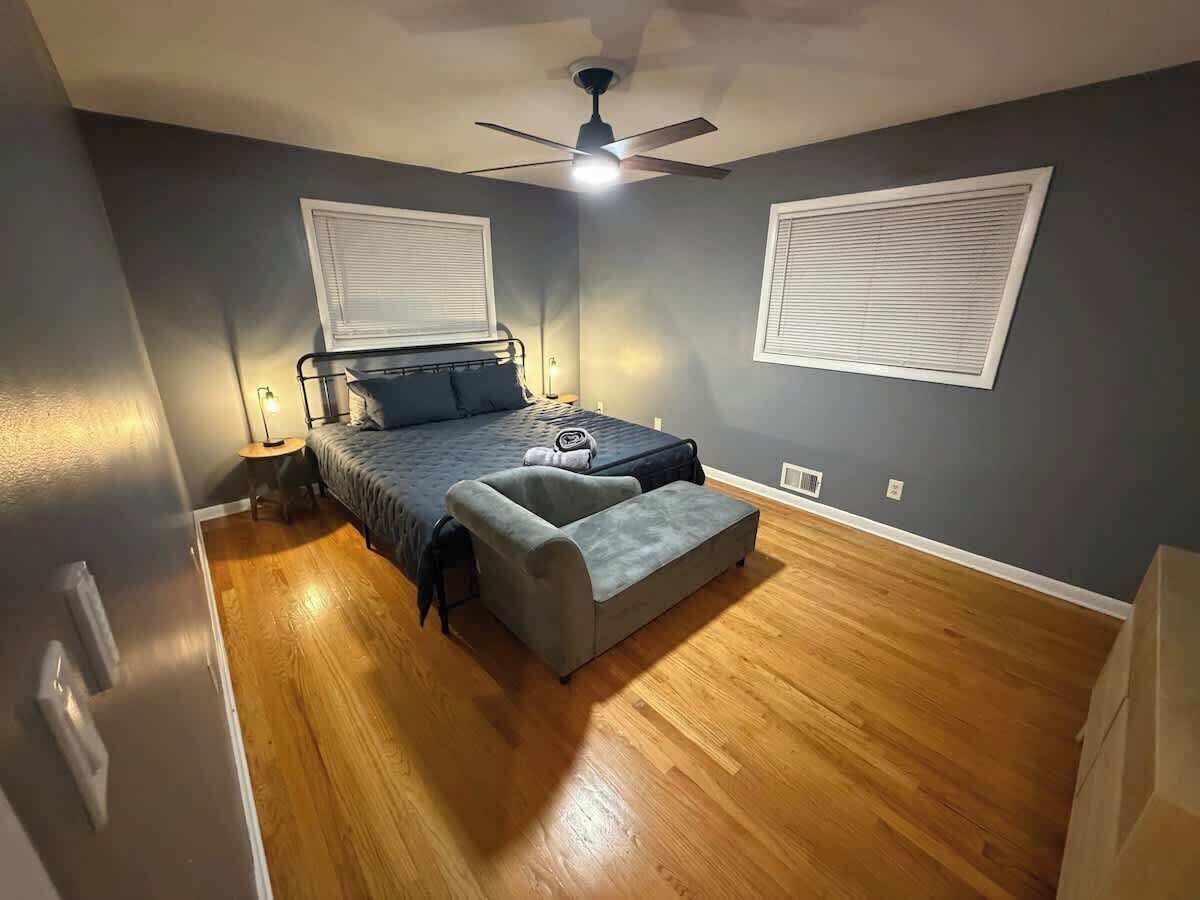 4 bedrooms, iron/ironing board, WiFi, bed sheets