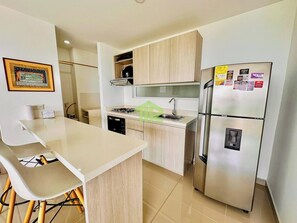 Microwave, stovetop, cookware/dishes/utensils, lobster pot