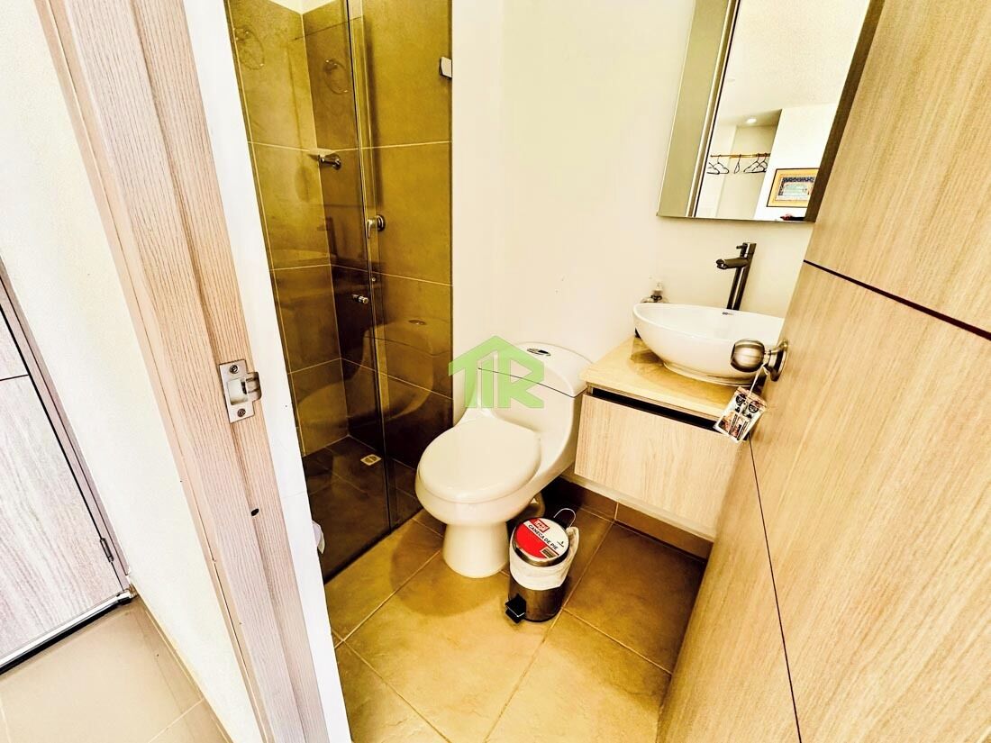Een badkamer met toilet, wastafel en douche.