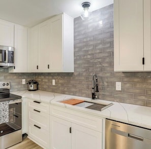 Fridge, microwave, oven, stovetop - The Woodstock Ranch Retreat (Woodstock)