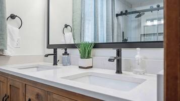 House, Multiple Beds, Patio, Garden View (Legacy Farm Retreat) | Bathroom | Towels