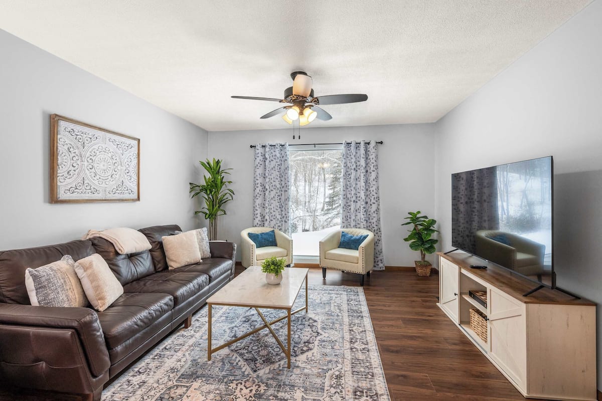 House, Multiple Beds, Patio, Garden View (Legacy Farm Retreat) | Living area