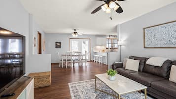 Casa, varias camas, patio, vista al jardín (Legacy Farm Retreat) | Área de sala de estar