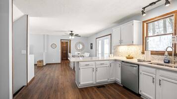 House, Multiple Beds, Patio, Garden View (Legacy Farm Retreat) | Private kitchen