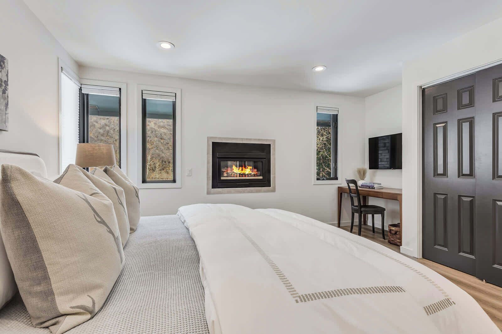 2 bedrooms, desk, iron/ironing board, travel cot