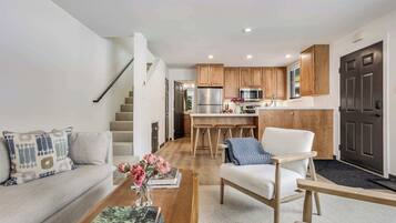 Televisio, takka, stereot, työhuone