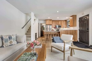 テレビ、暖炉、ステレオ、書斎 / ワークスペース