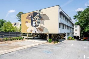 Property grounds - Modern Buckhead w/ 3BD/1BR Sleeps 6 (Atlanta)