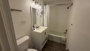 Secadora de cabello, toallas, jabón, papel de baño 